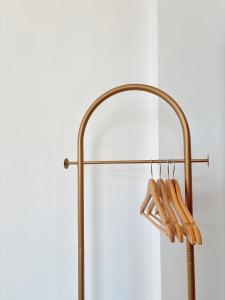 a metal hanger with wooden baseball bats on it at 過家家民宿GoHouse花蓮市包棟寵物友善 in Hualien City