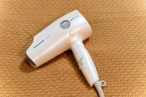 un control remoto wii sobre una mesa en Villa mitamura301VM31, en Tokio