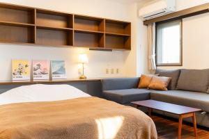 una sala de estar con una cama y un sofá en Villa mitamura301VM31, en Tokio