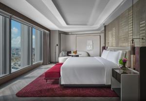 Postel nebo postele na pokoji v ubytování InterContinental Hotels Shenzhen WECC by IHG + 37 fotografií