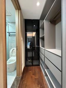 Ένα μπάνιο στο Shanghai HongQiao Airport Branch National Convention and Exhibition Center great 3 bedrooms Boutique designer house have two bathrooms