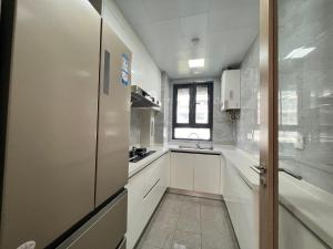 Η κουζίνα ή μικρή κουζίνα στο Shanghai HongQiao Airport Branch National Convention and Exhibition Center great 3 bedrooms Boutique designer house have two bathrooms