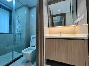 Ένα μπάνιο στο Shanghai HongQiao Airport Branch National Convention and Exhibition Center great 3 bedrooms Boutique designer house have two bathrooms