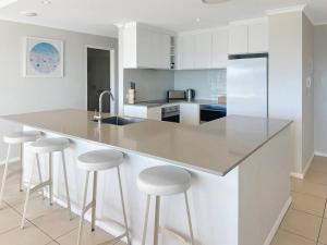 Gallery image of Penthouse - 4 Bedrooms - Unit 33 at Avoca Palms Resort in Avoca Beach +28 photos