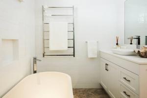 Koupelna v ubytování Beach Front House Outdoor Hot Tub Sauna + 12 fotografií