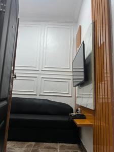 Uma televisão e/ou sistema de entretenimento em J Gibson Hotel