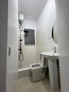 Uma casa de banho em J Gibson Hotel