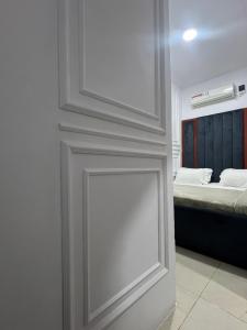 Uma cama ou camas num quarto em J Gibson Hotel