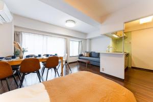 Una sala de estar con una mesa y un comedor. en Villa mitamura 303 VM33, en Tokio