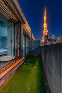 balcón con vistas a la torre Eiffel en Villa mitamura 303 VM33, en Tokio