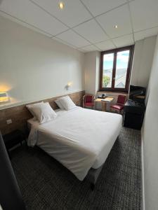 Postel nebo postele na pokoji v ubytování Hotel des Eaux