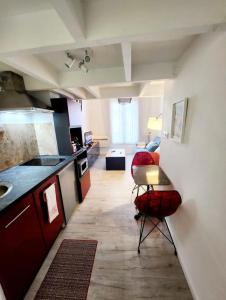 Kuchyň nebo kuchyňský kout v ubytování Studio au coeur du centre ville de Nice