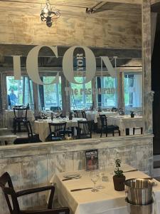 A restaurant or other place to eat at Hotel ICON