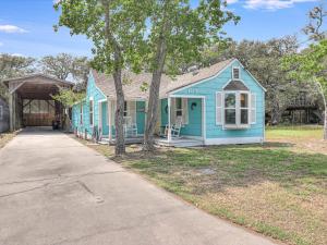 una casa azul con porche y entrada en Bahia OZ RP105, en Rockport
