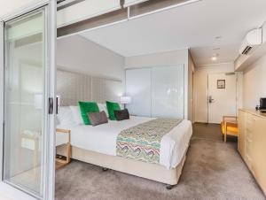 Katil atau katil-katil dalam bilik di Bells Blvd Resort Apts - 2BR Dual Key, 1 BR Rooms Avail - Hosted by Holiday Management +16 gambar