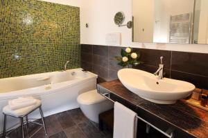 Koupelna v ubytování Vivaldi Luxury Rooms