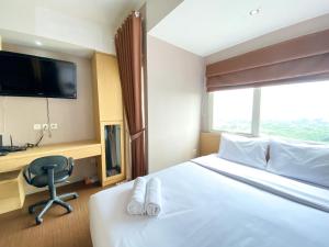 Ένα ή περισσότερα κρεβάτια σε δωμάτιο στο Cozy and Nice Studio at The Oasis Cikarang Apartment By Travelio