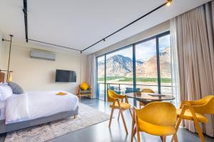 锡卡都Himmel Skardu By Luxus的一间卧室，配有一张床、一张桌子和几把椅子