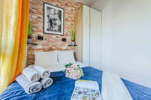Katil atau katil-katil dalam bilik di Cozy apartment with gym in the City Center