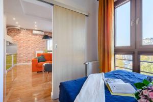Katil atau katil-katil dalam bilik di Cozy apartment with gym in the City Center