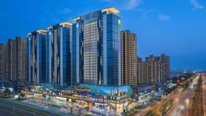 咸阳西安沣东智选假日的城市中一座高层建筑的效果图