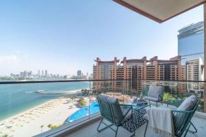 a balcony with a view of the water and buildings at Frank Porter - Diamond, Tiara Residences in Dubai