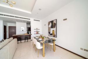 a living room with a table and a couch at Frank Porter - Diamond, Tiara Residences in Dubai