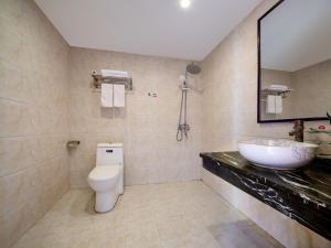 Koupelna v ubytování 东玉楼大酒店Zhangjiajie Dong Yu Lou Hotel