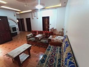 Aswan City Center Guest House的休息区