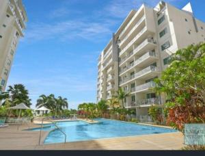 Studio room in Cairns Esplanade! Ocean view! Heart of Cairns内部或周边的泳池