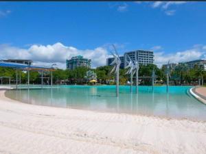 Studio room in Cairns Esplanade! Ocean view! Heart of Cairns内部或周边的泳池