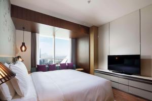 Postel nebo postele na pokoji v ubytování Hilton Garden Inn Zhuhai Hengqin