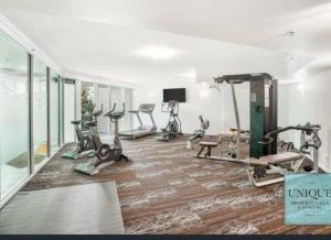Studio room in Cairns Esplanade! Ocean view! Heart of Cairns的健身中心和/或健身设施