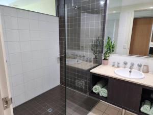 Studio room in Cairns Esplanade! Ocean view! Heart of Cairns的一间浴室