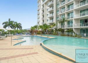 凯恩斯Studio room in Cairns Esplanade! Ocean view! Heart of Cairns的建筑物前的游泳池
