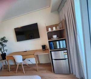 Studio room in Cairns Esplanade! Ocean view! Heart of Cairns的厨房或小厨房