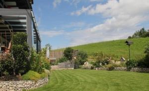 un jardin avec une colline verdoyante en arrière-plan dans l'établissement Ferienwohnung Nr 1, neben einem Bauernhof, Roßhaupten, Allgäu, à Roßhaupten 10 autres photos