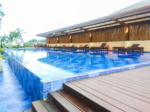 Kolam renang di atau dekat dengan Nice and Comfy Studio Azalea Suites Apartment By Travelio