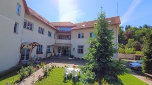 a large house with a garden in front of it at Centrul Gaudeamus in Sighişoara