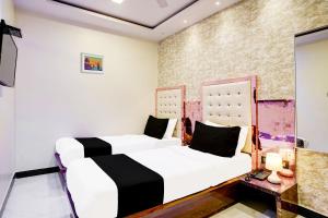 Postel nebo postele na pokoji v ubytování Hotel Airport Crown Andheri East, Mumbai