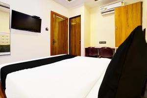 Postel nebo postele na pokoji v ubytování Hotel Airport Crown Andheri East, Mumbai