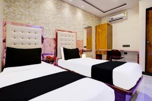 Postel nebo postele na pokoji v ubytování Hotel Airport Crown Andheri East, Mumbai