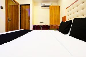 Postel nebo postele na pokoji v ubytování Hotel Airport Crown Andheri East, Mumbai