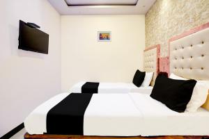 Postel nebo postele na pokoji v ubytování Hotel Airport Crown Andheri East, Mumbai