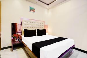 Postel nebo postele na pokoji v ubytování Hotel Airport Crown Andheri East, Mumbai