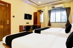 TV a/nebo společenská místnost v ubytování Hotel Airport Crown Andheri East, Mumbai