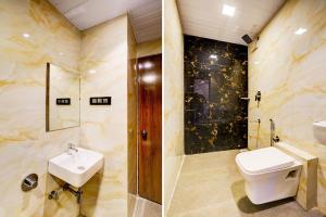 Koupelna v ubytování Hotel Airport Crown Andheri East, Mumbai