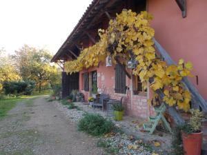 une maison avec quelques feuilles jaunes dessus dans l'établissement La Cassinette, à Romenay
