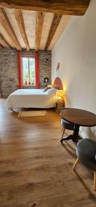 Postel nebo postele na pokoji v ubytování Chambre d'hôte de charme L'Escapada Les Échappées Belles + 37 fotografií