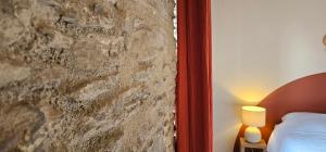 Postel nebo postele na pokoji v ubytování Chambre d'hôte de charme L'Escapada Les Échappées Belles